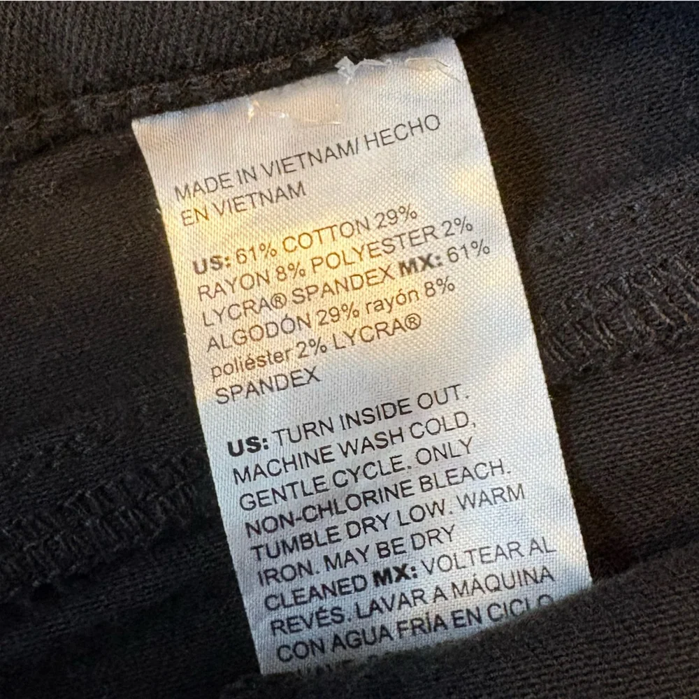 Chico’s Black Denim Pull-On Jean-Style Shorts 11″ Inseam Size 12 NWOT - Picture 5 of 5